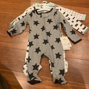 3 pack of baby onesies